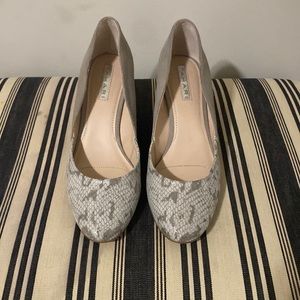 tahari faux snakeskin, wedge, size 7